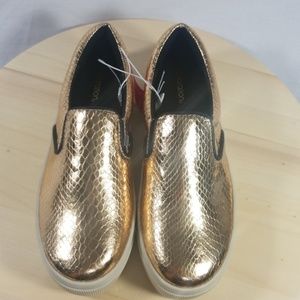 Gold shoe